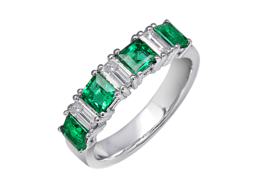 Why Is A Halo Setting The Preferred Choice For Engagement Rings?