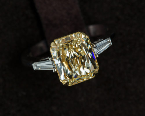 What Are The Benefits Of Halo Setting For An Engagement Ring?